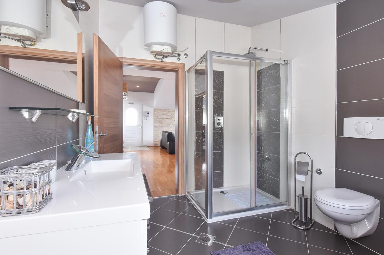 Apartment Larisa Gornji Karin Ngoại thất bức ảnh